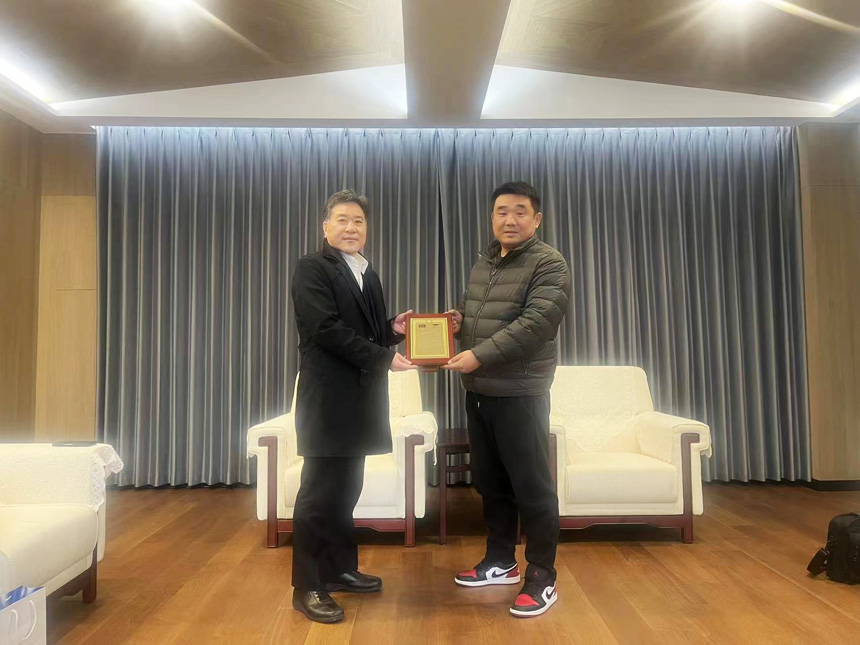 OTC海表事业部长，中国区董事长、副总、机械人部部长，交易担任亲自颁奖